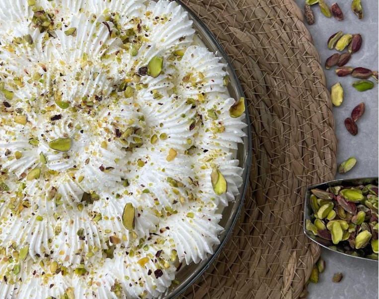 Σιροπιαστά γλυκά, εκμέκ με φύλλο κανταΐφι σε γυάλινο σκεύος 1200γρ.